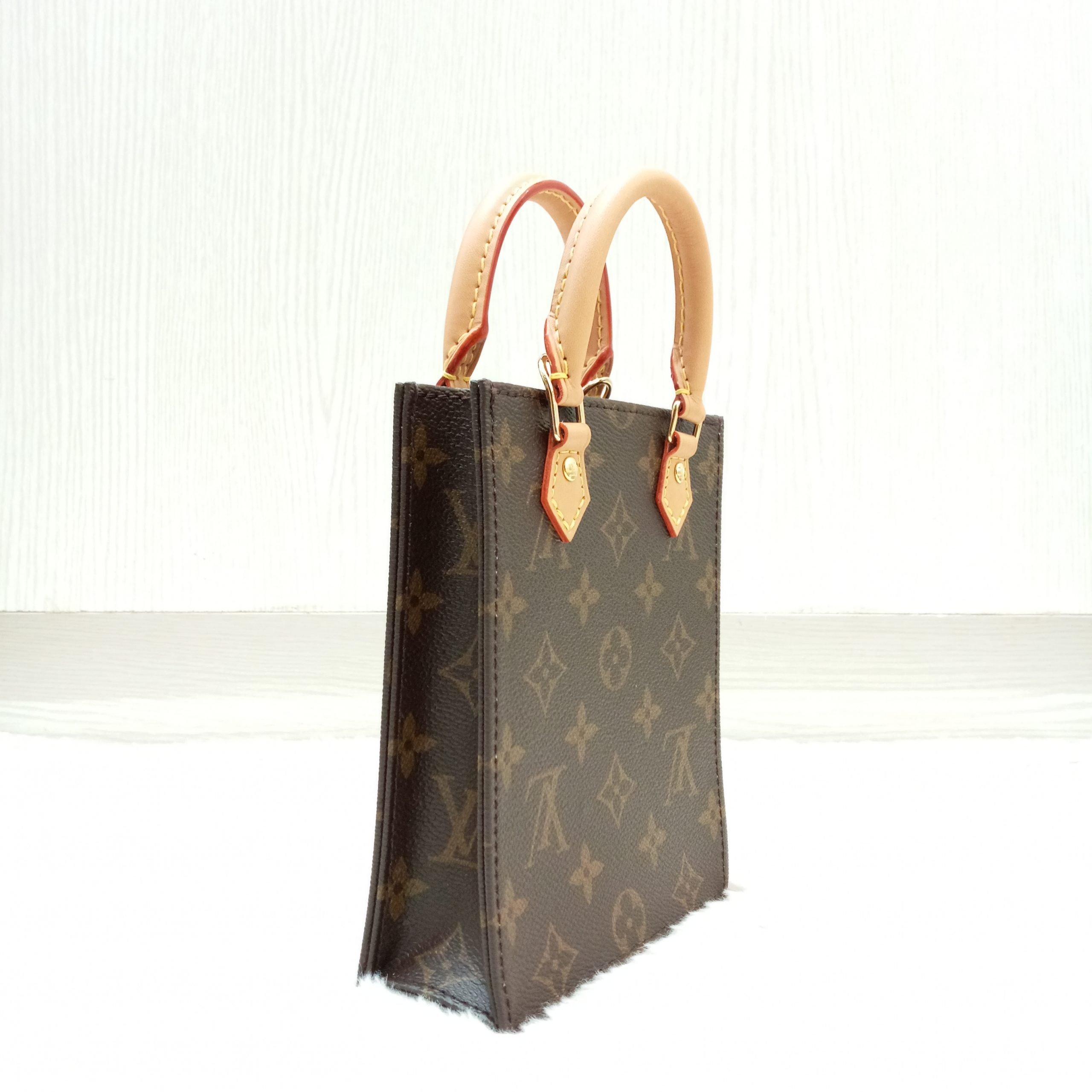 Louis Vuitton Petit sac plat (M81295, M69442)  Louis vuitton, Bags,  Everyday essentials products