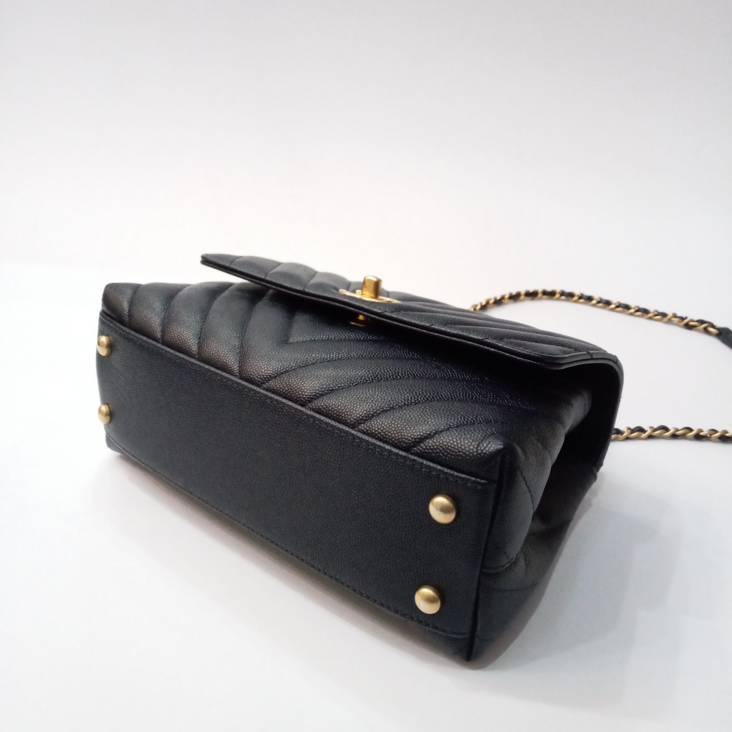 A BLACK CAVIAR LEATHER CHEVRON QUILTED MAXI SINGLE FLAP BAG WITH GOLD  HARDWARE