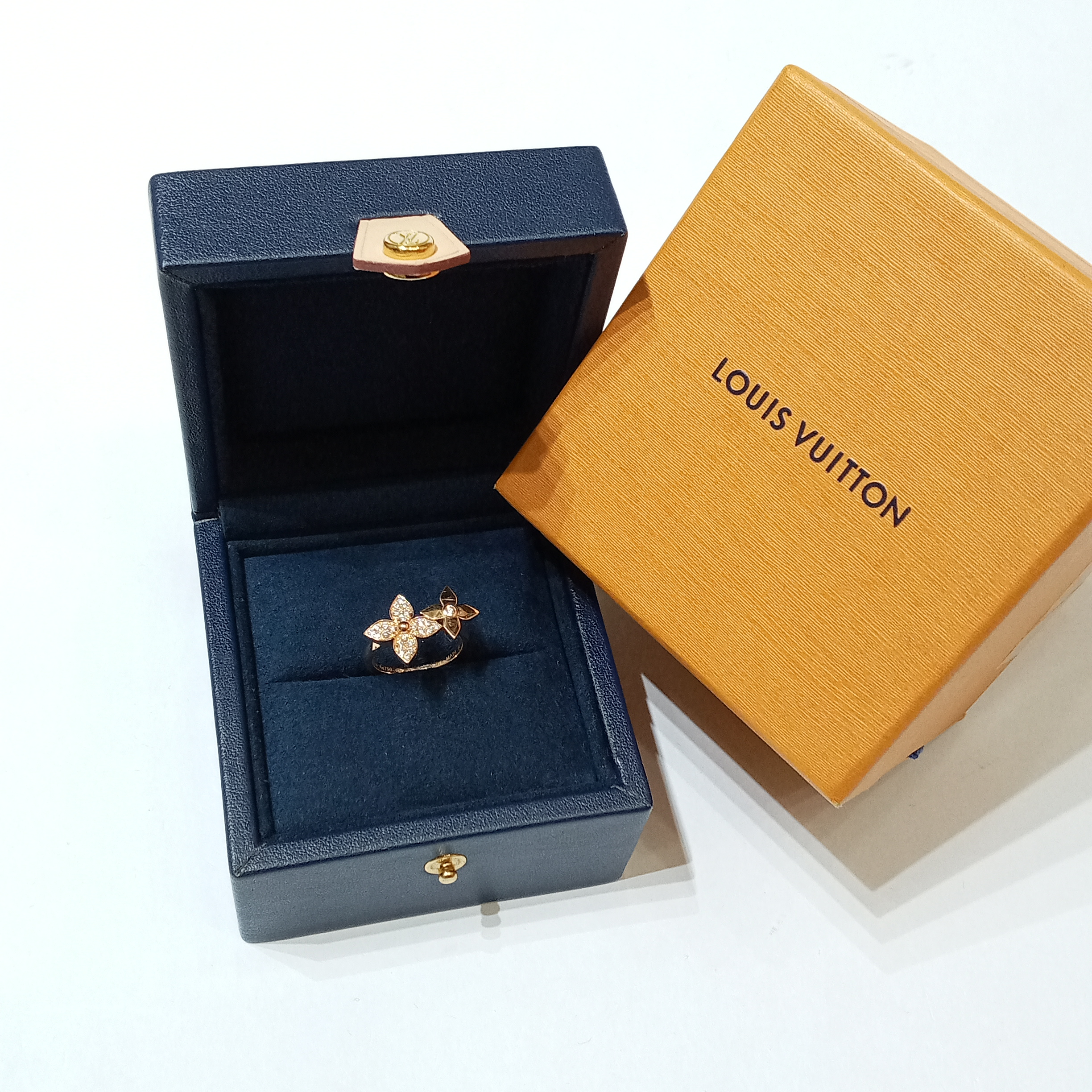 Sold at Auction: Louis Vuitton Onyx Blossom Ring w/ Diamond w/Box