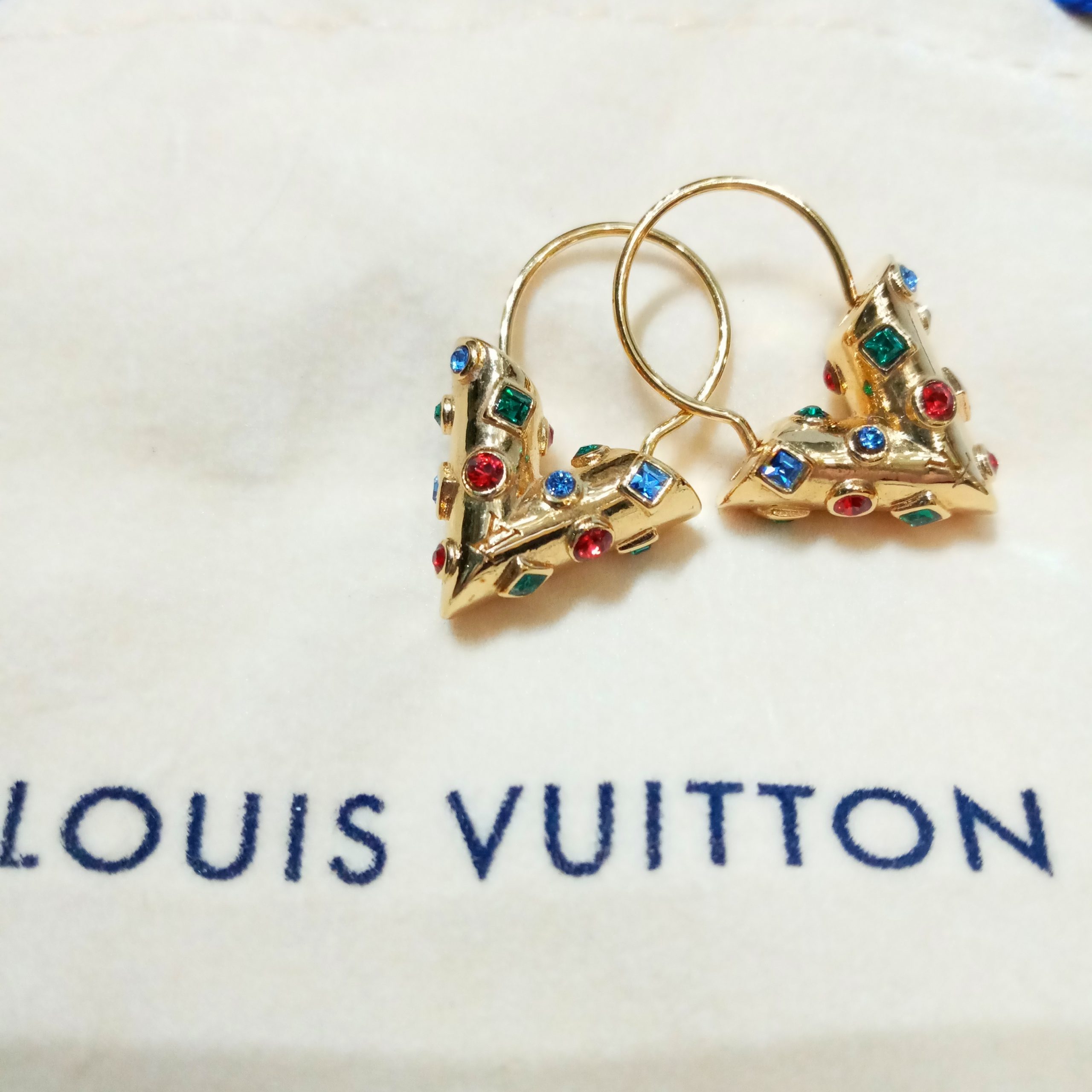 Louis Vuitton V Essential V Stud Earrings 2021-22FW, Gold
