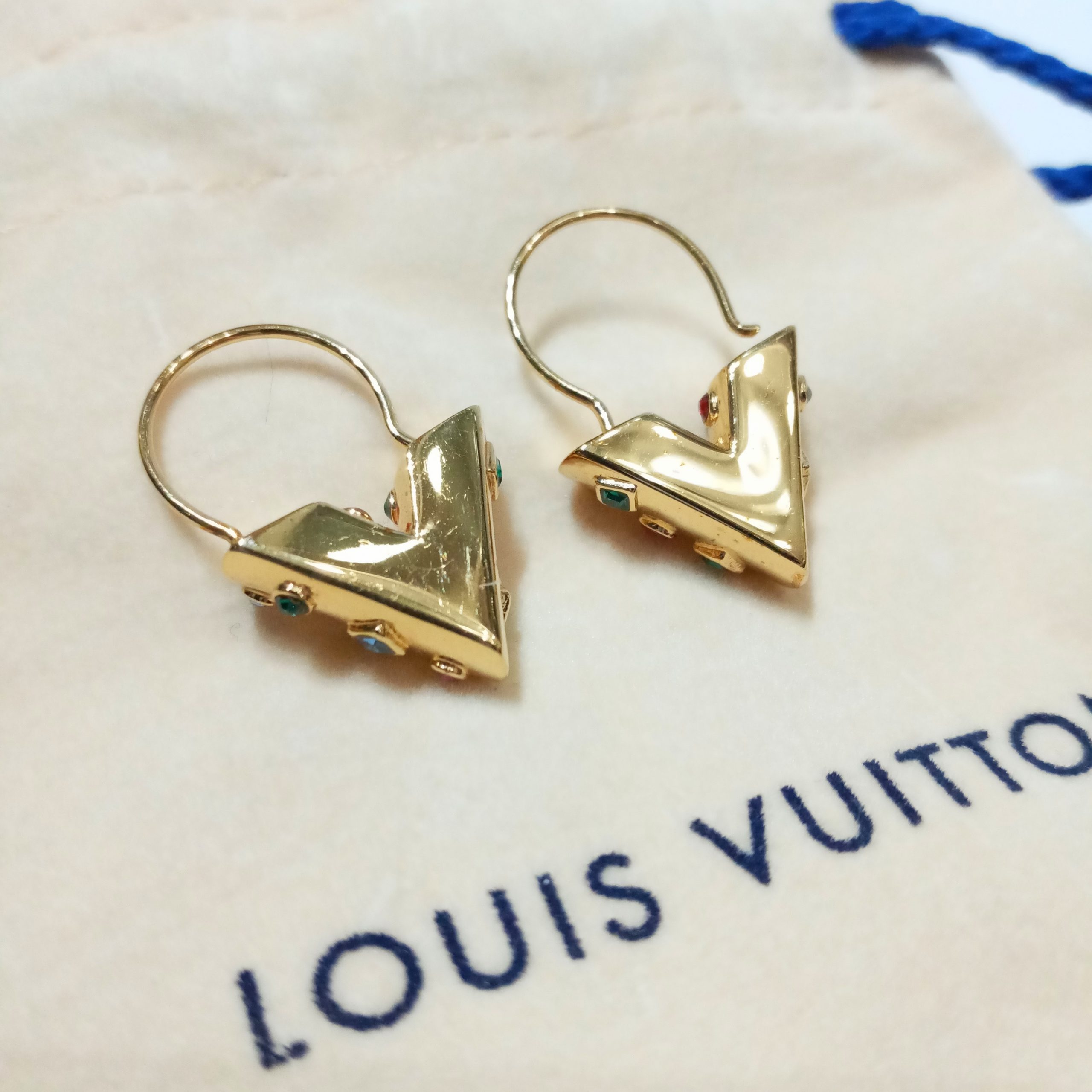 Essential v earrings Louis Vuitton Gold in Gold plated - 23039219