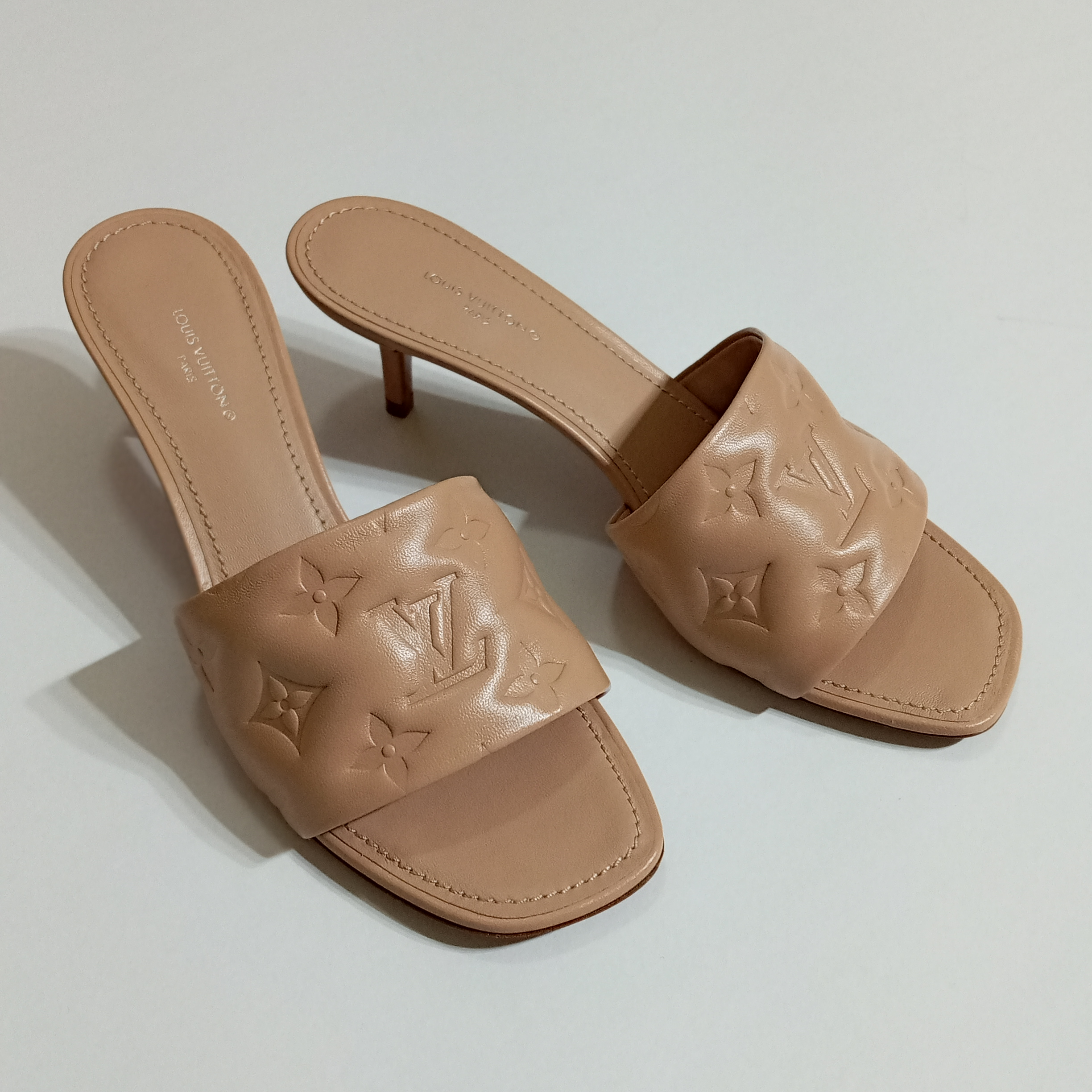 Louis Vuitton Shake Sandal Nude. Size 38.0