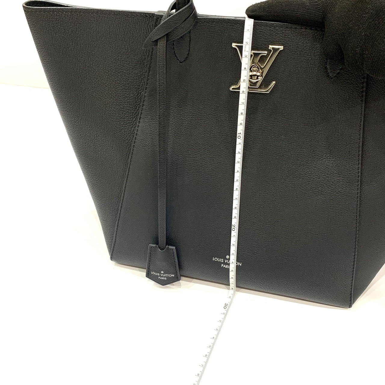 LV LockMe Cabas Noir MM – UNIKONCEPT