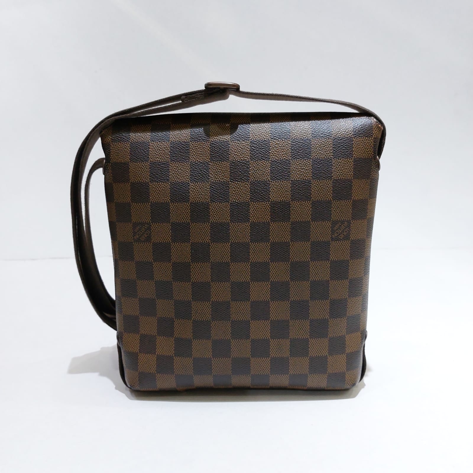 Lot - LOUIS VUITTON DAMIER EBENE MESSENGER BAG