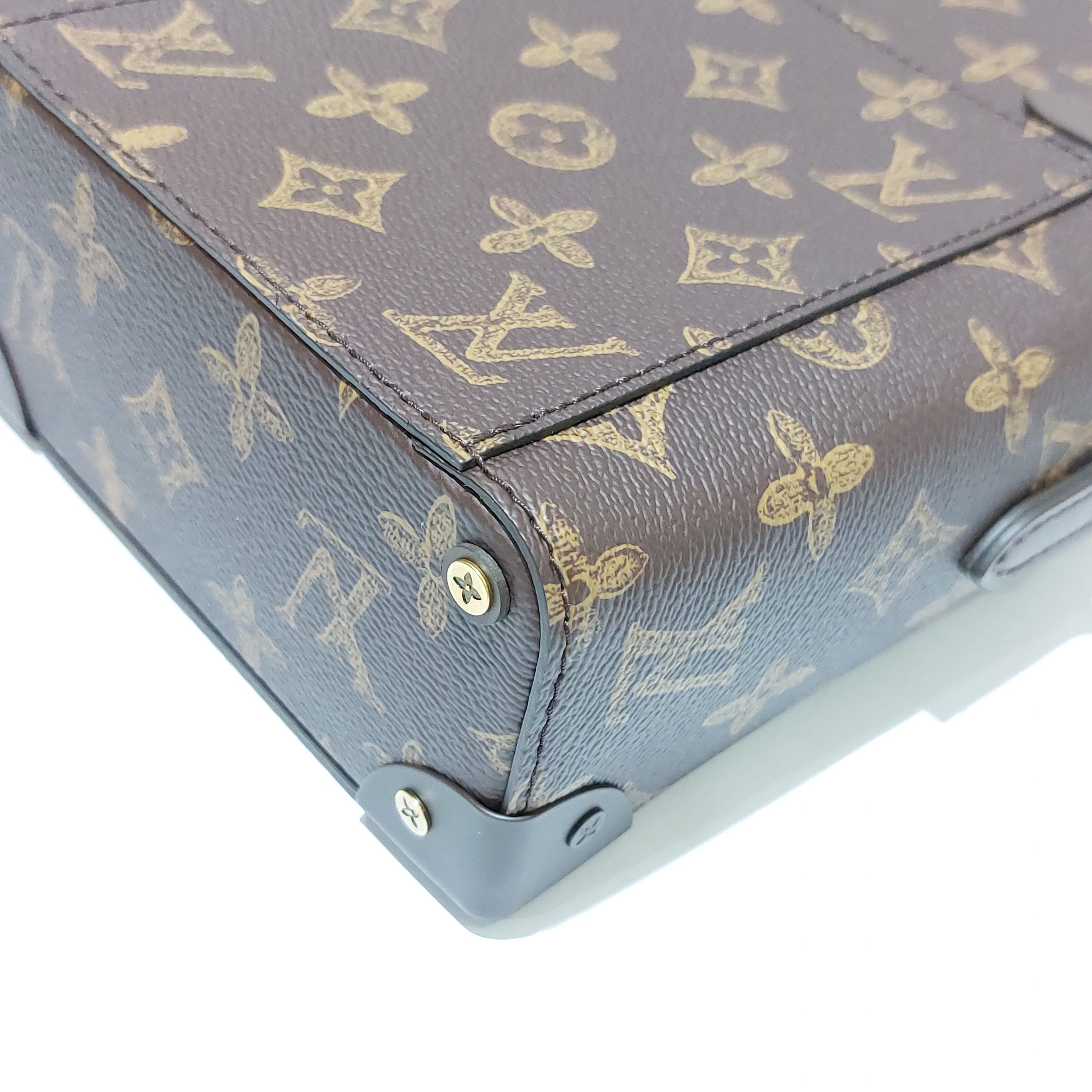 Tall & Sleek, Check Out Louis Vuitton's New Vertical Box Trunk -  BAGAHOLICBOY