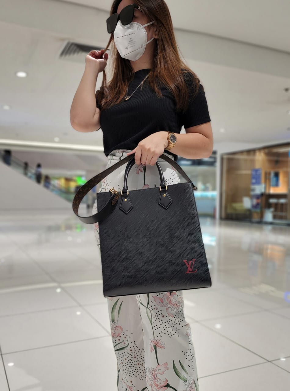 LOUIS VUITTON SAC PLAT PM- WHAT FITS FOR MAMA'S, TRAVEL, AND ALL THINGS IN  BETWEEN!! #wimb 