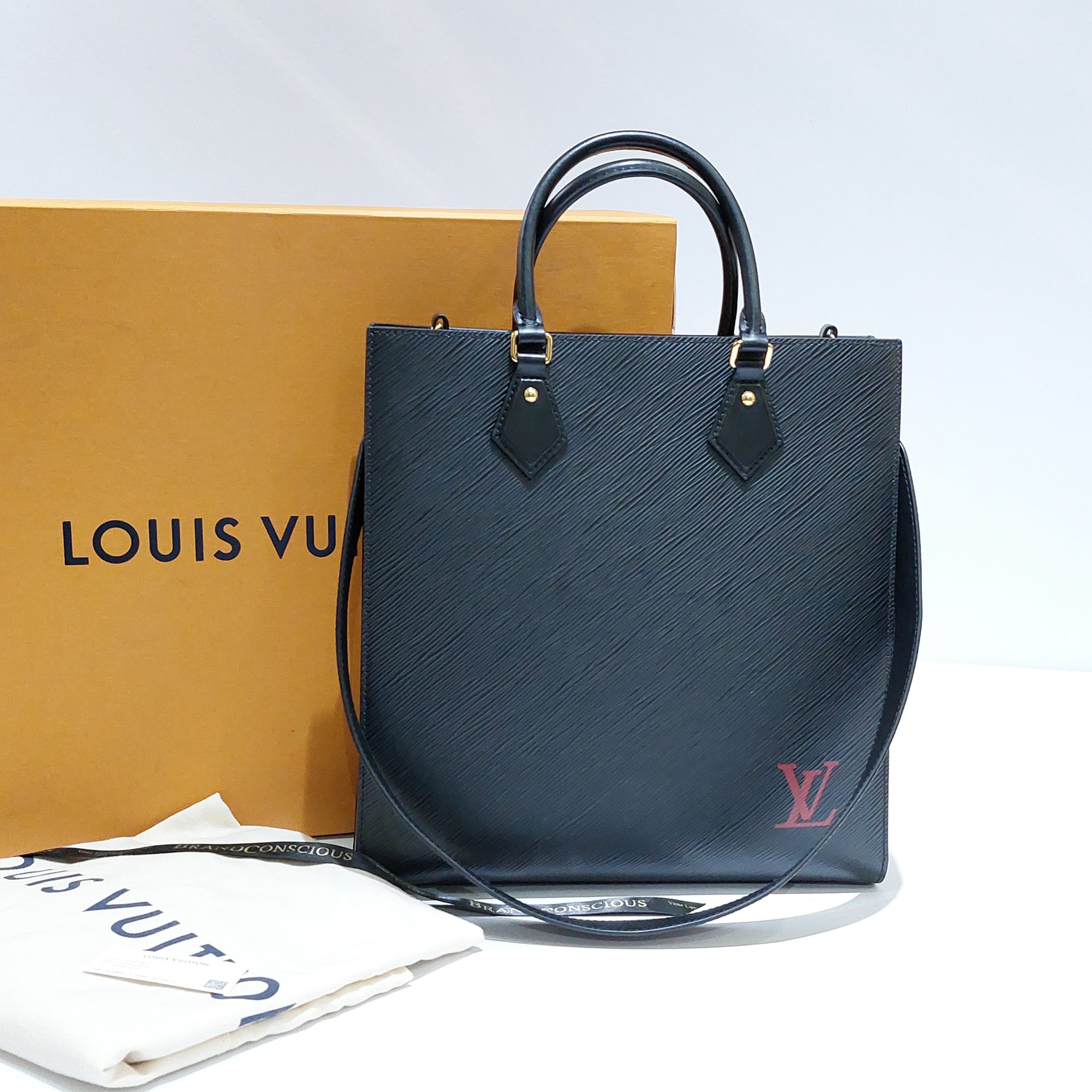 LOUIS VUITTON SAC PLAT PM- WHAT FITS FOR MAMA'S, TRAVEL, AND ALL THINGS IN  BETWEEN!! #wimb 