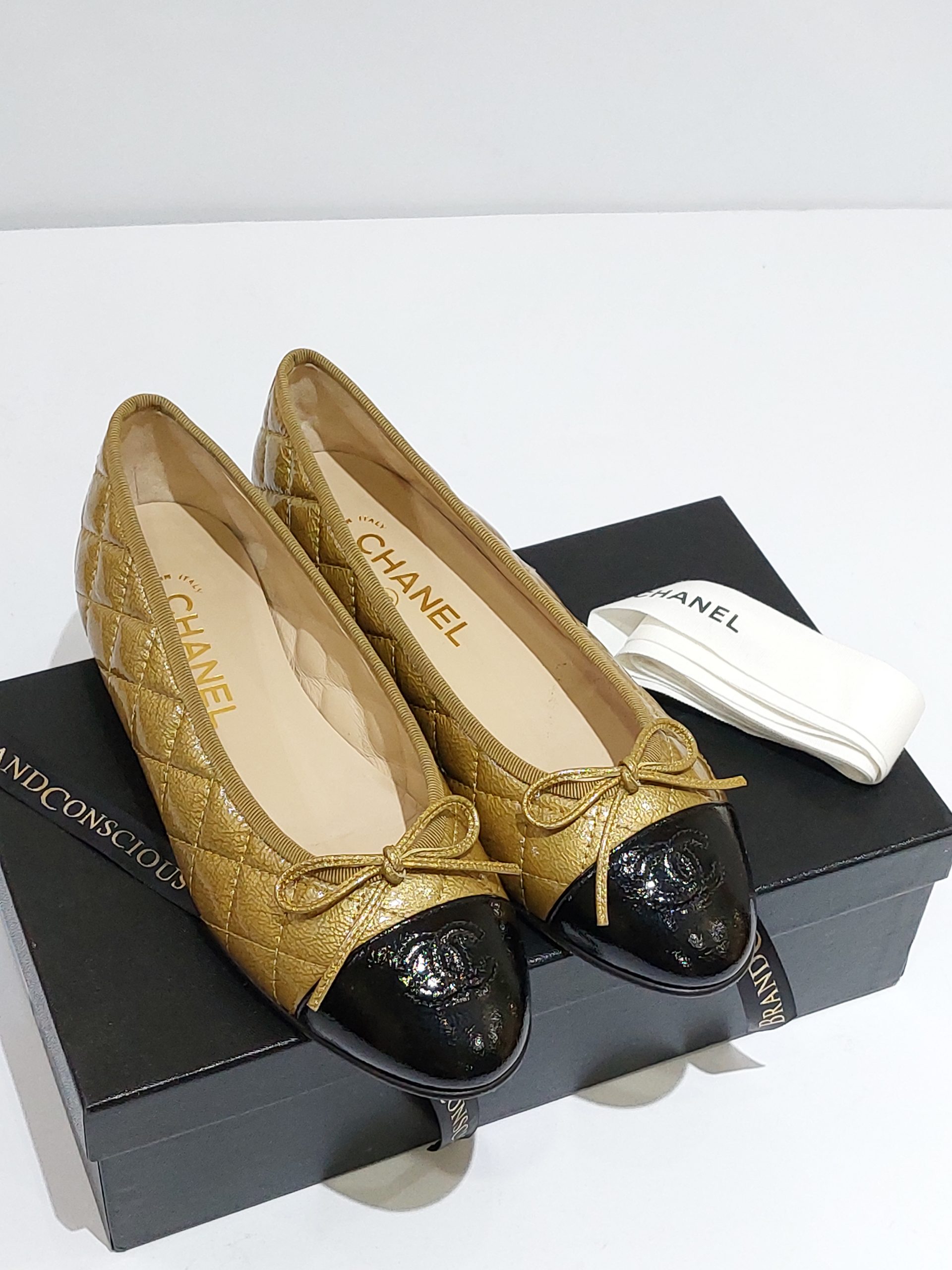 Leather ballet flats Chanel Gold size 37.5 EU in Leather - 32933090