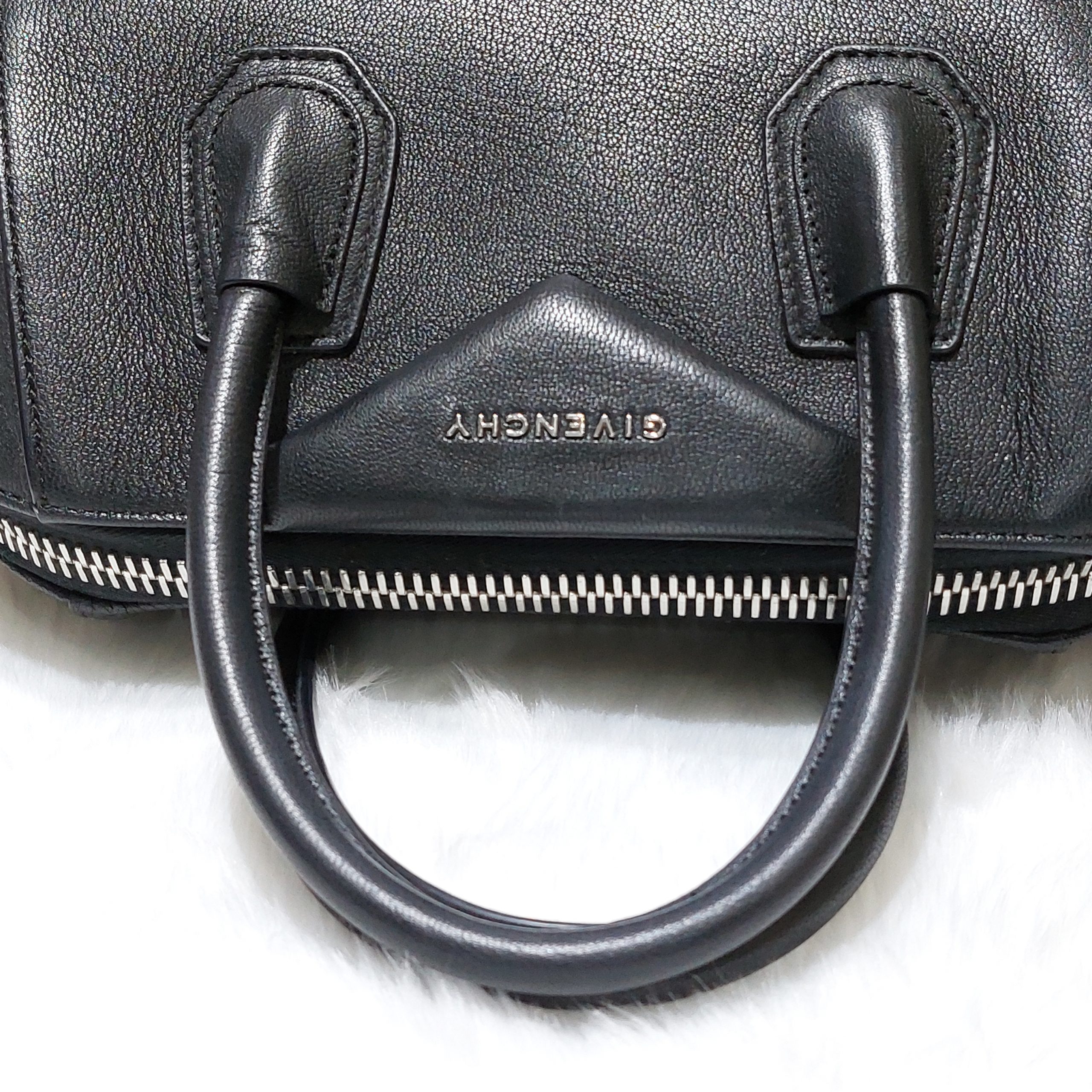 GIVENCHY Antigona Small Goatskin Leather Shoulder Bag Black