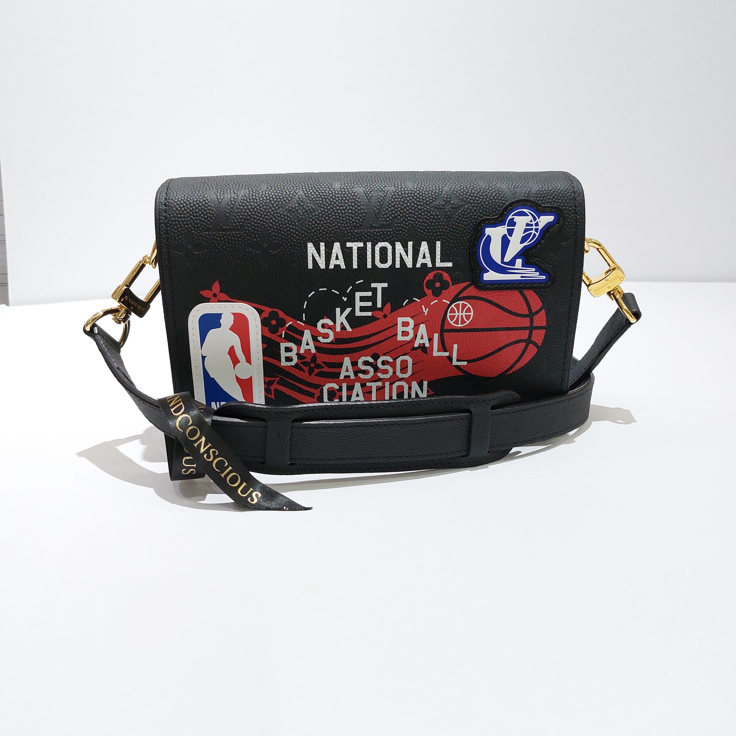 LVxNBA Nil Messenger Bag – Marc Gebauer Lifestyle GmbH