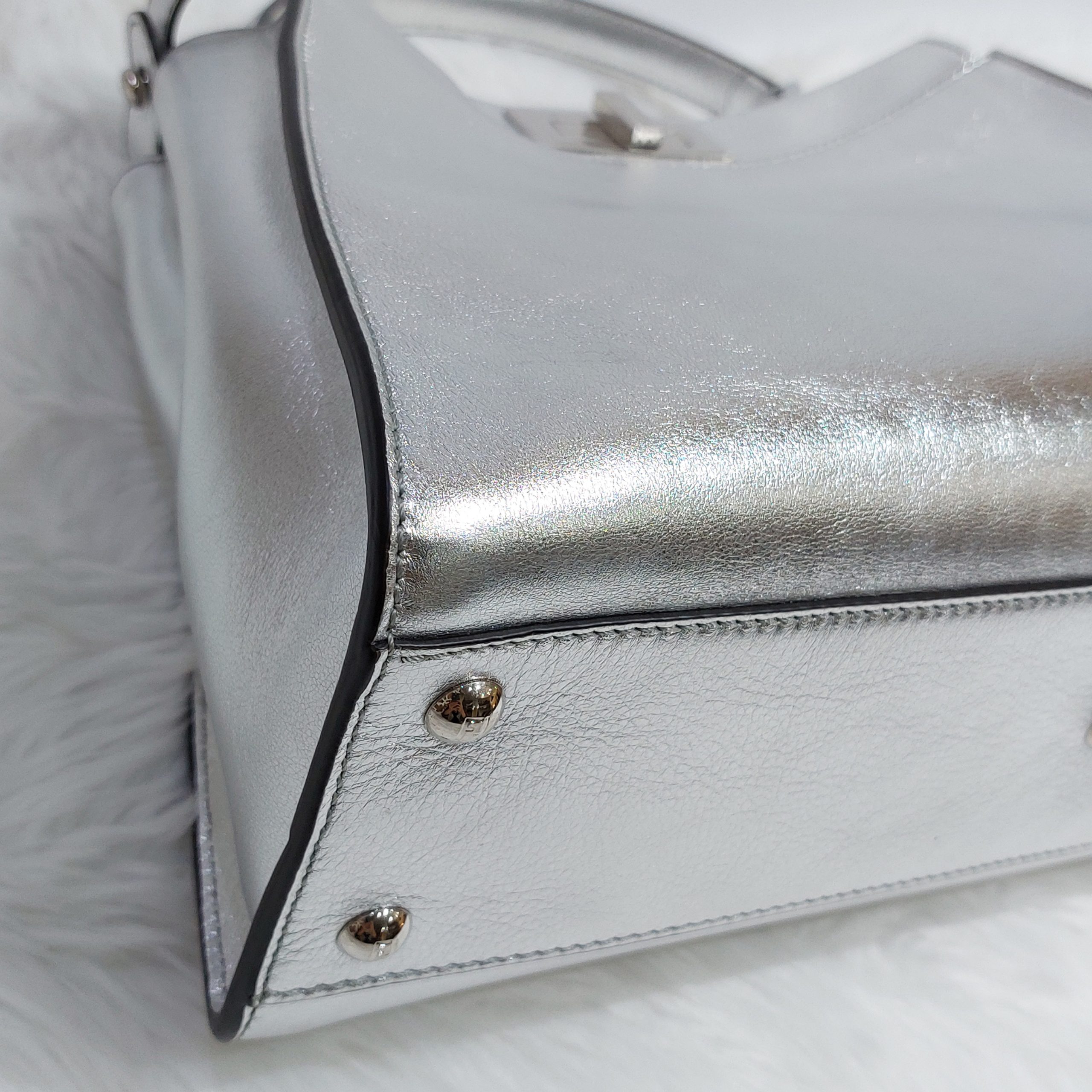 Silver mirror-effect shopper bag