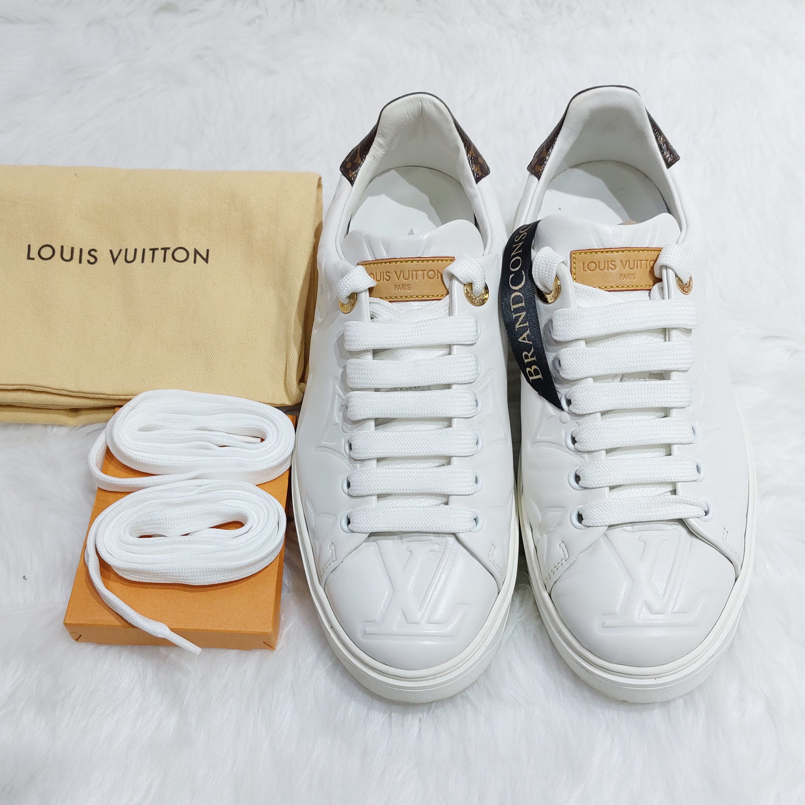 Real vs Fake Louis Vuitton white sneakers. How to spot fake Louis Vuitton  Timeout shoes 