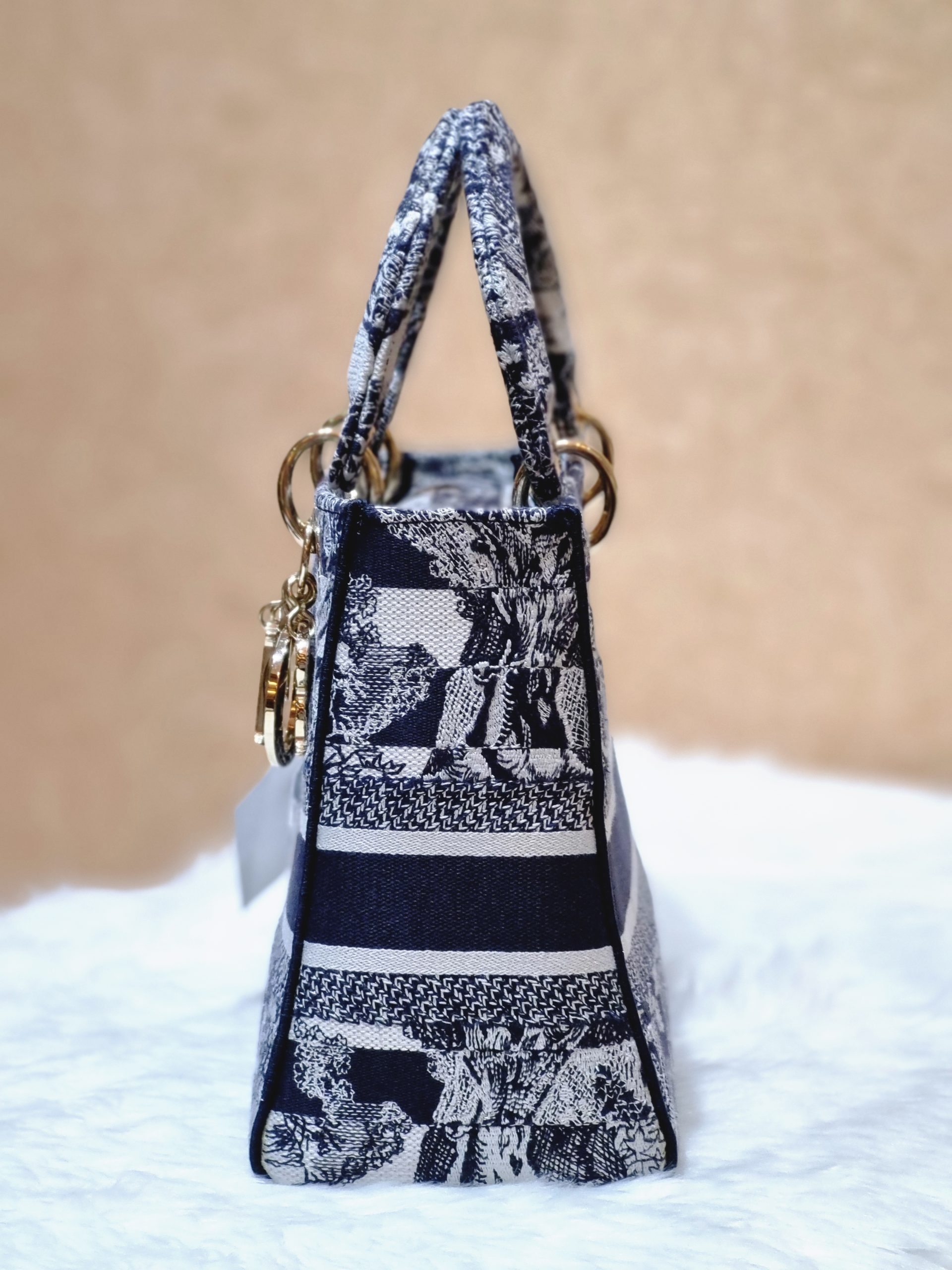 CHRISTIAN DIOR LADY DIOR D-LITE BAG REVIEW. Medium Blue Toile de