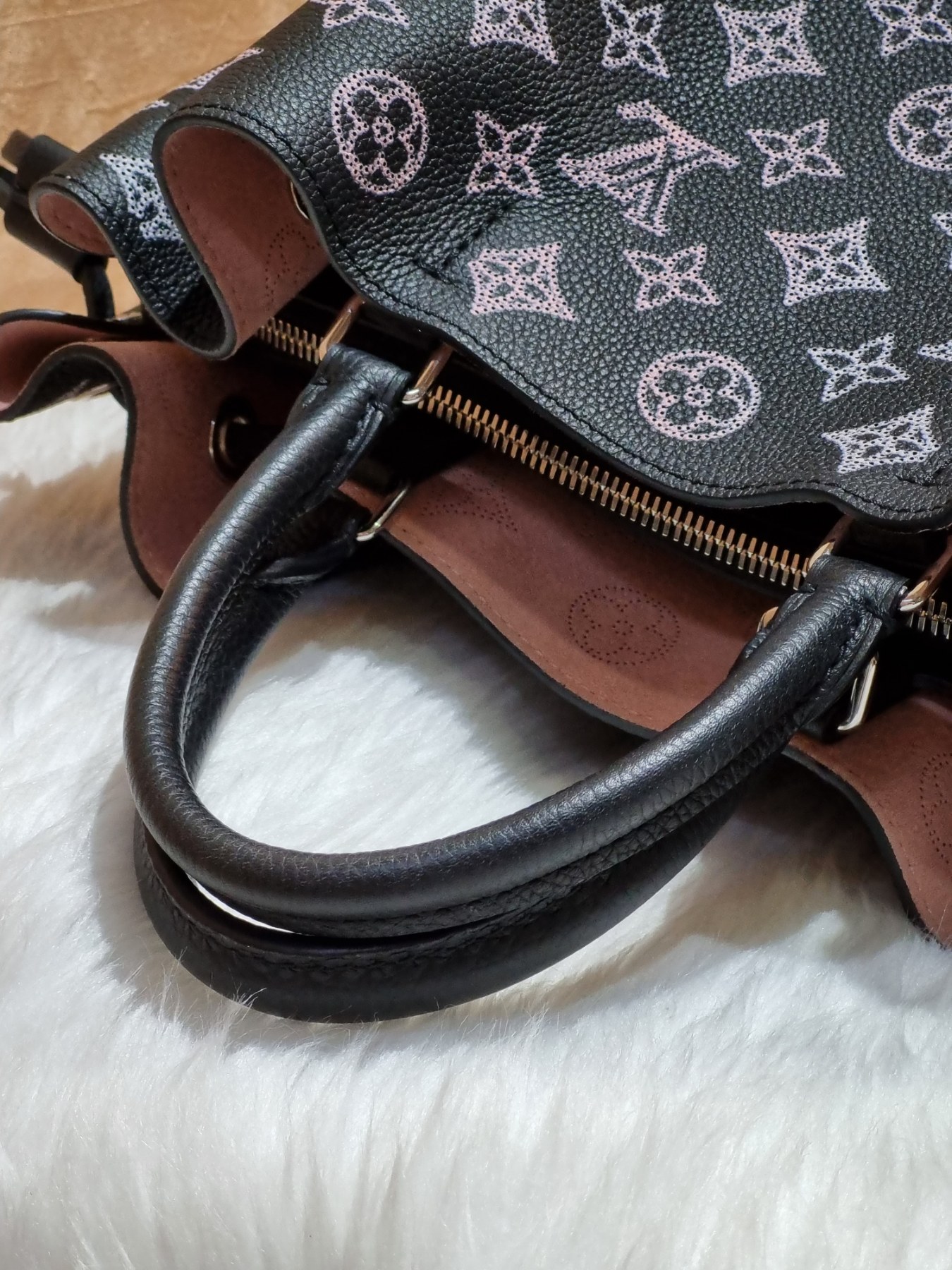 M59201 Louis Vuitton Mahina Calf Bella Tote