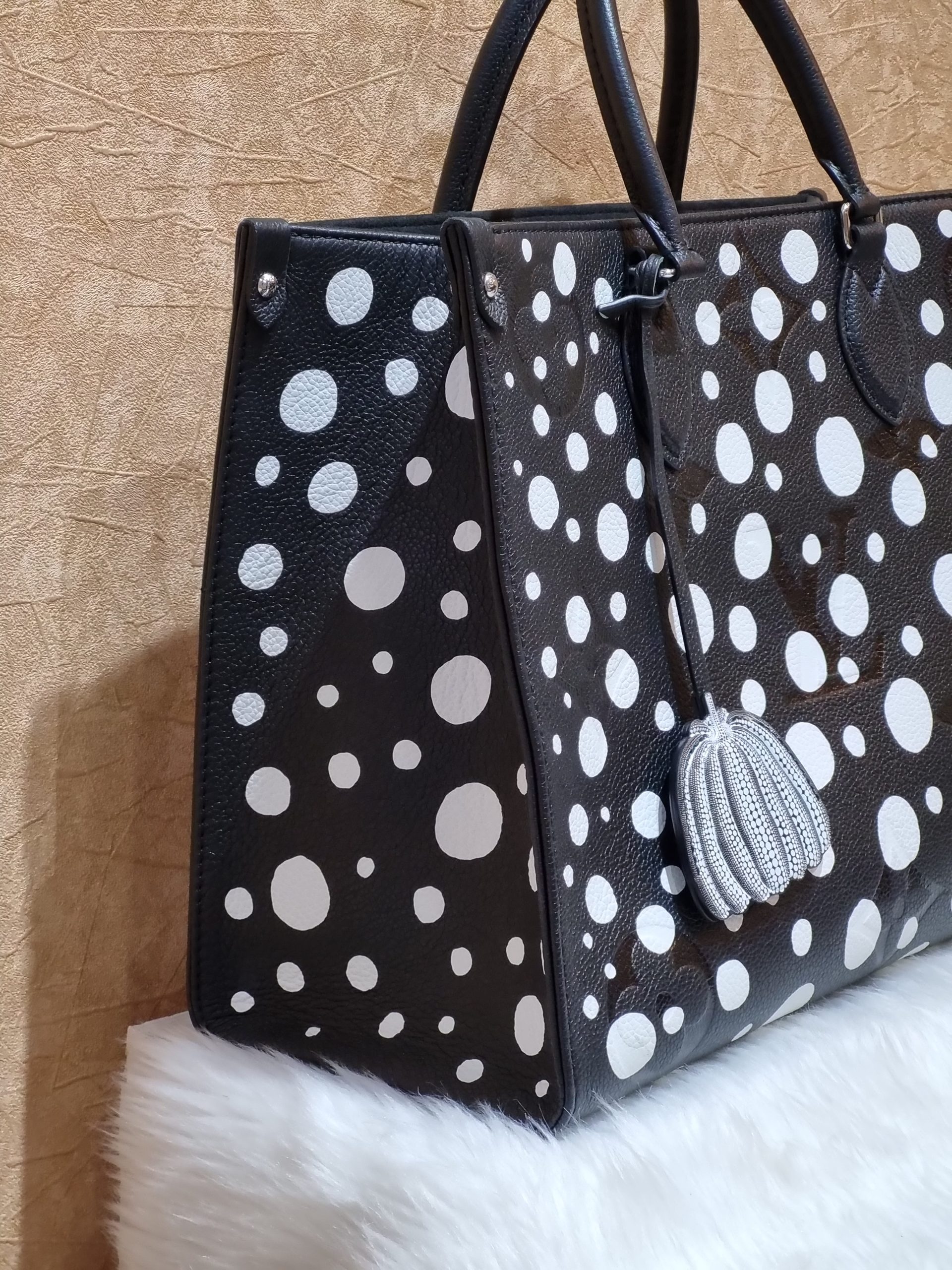 Louis Vuitton x Yayoi Kusama OnTheGo MM Black/White in Grained