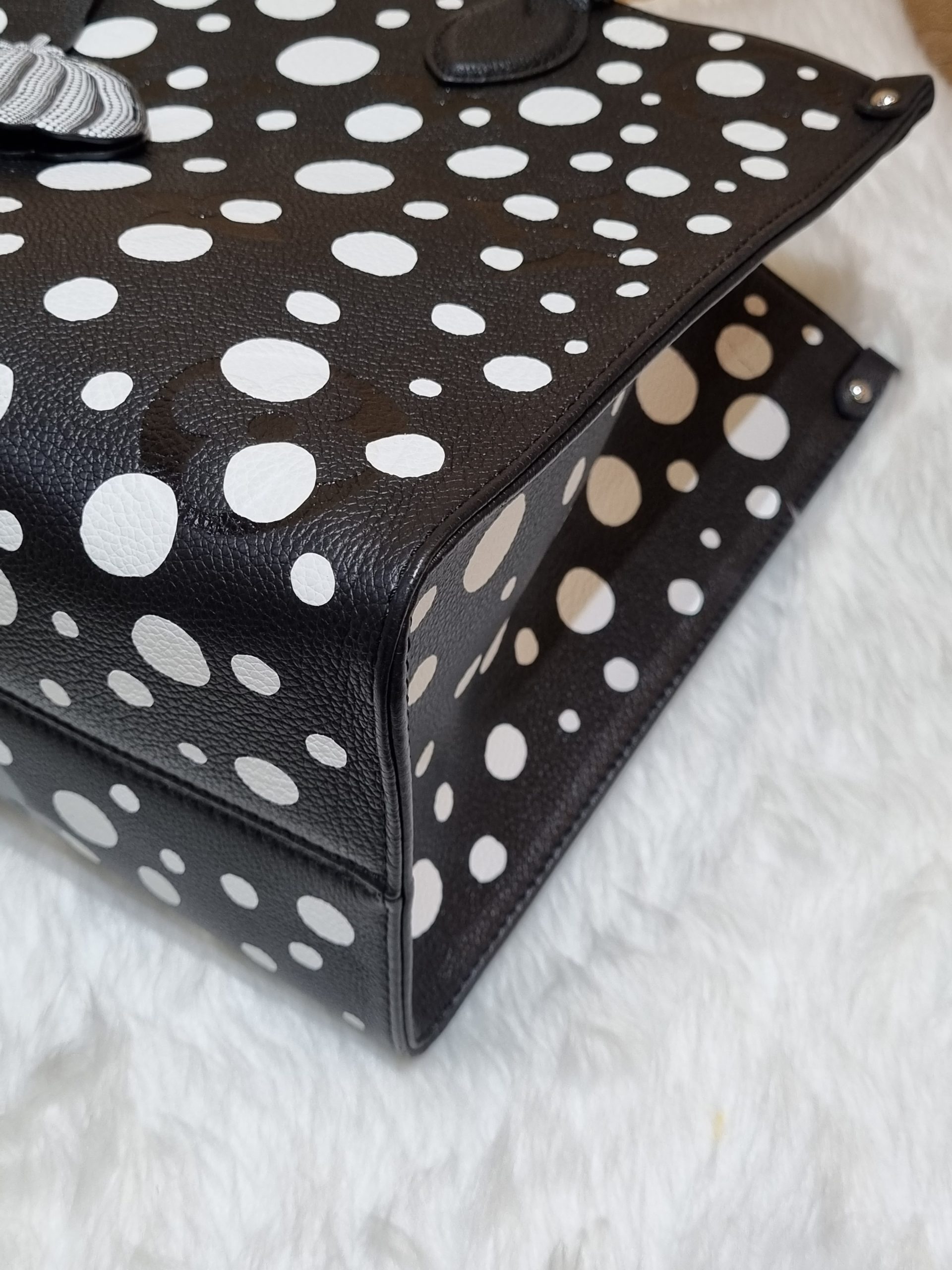 Louis Vuitton x Yayoi Kusama OnTheGo MM Black/White in Grained