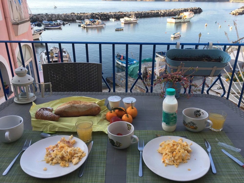 Frühstück am Balkon