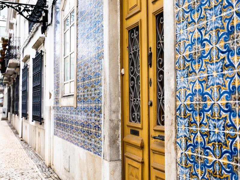 Hausfassade mit Azulejos in Faro Portugal (Bild von KOBU Agency auf Unsplash)