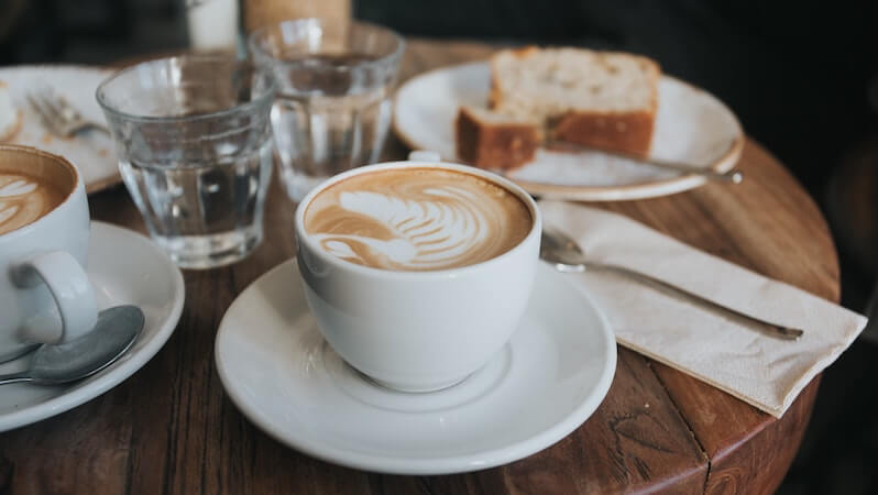 Frühstückskaffee zum Frühstück in Wien (Bild Unsplash Alisa Anton)