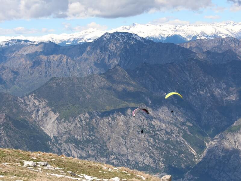 Paragliding Monte Baldon am Gardasee (Bild von Unsplash von Stefano Bazzoli)