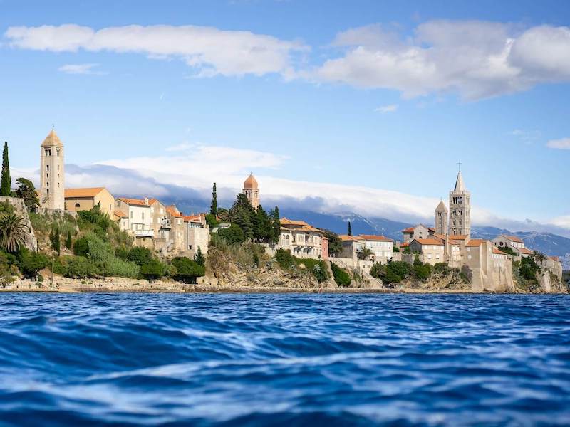 Altstadt von Rab Stadt auf der Insel Rab (Bild von Unsplash von Boudewijn Boer)