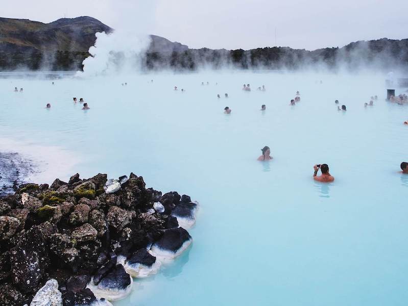 Blaue Lagune in Island (Bild von Unsplash von Jeff Sheldon)