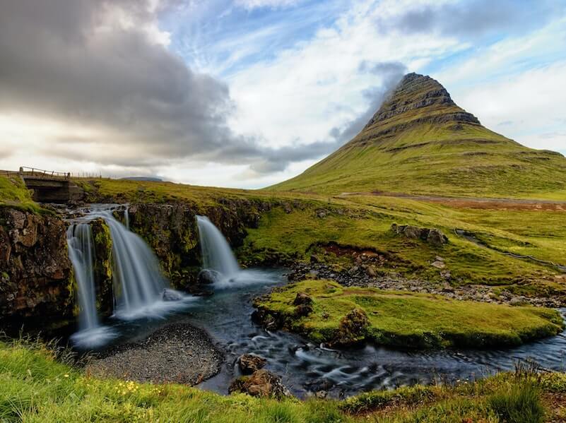 Kirkjufell Berg auf der Halbsinsel Snaefellsnes in Island (Bild von Unsplash von Yves Alarie)