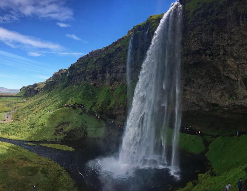 Wasserfall Seljalandsfoss in Island (Bild von Unsplash von Curren Podlesny)
