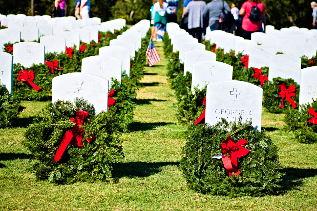 Wreaths on Veteran graves. Photo licensed through Pixabay