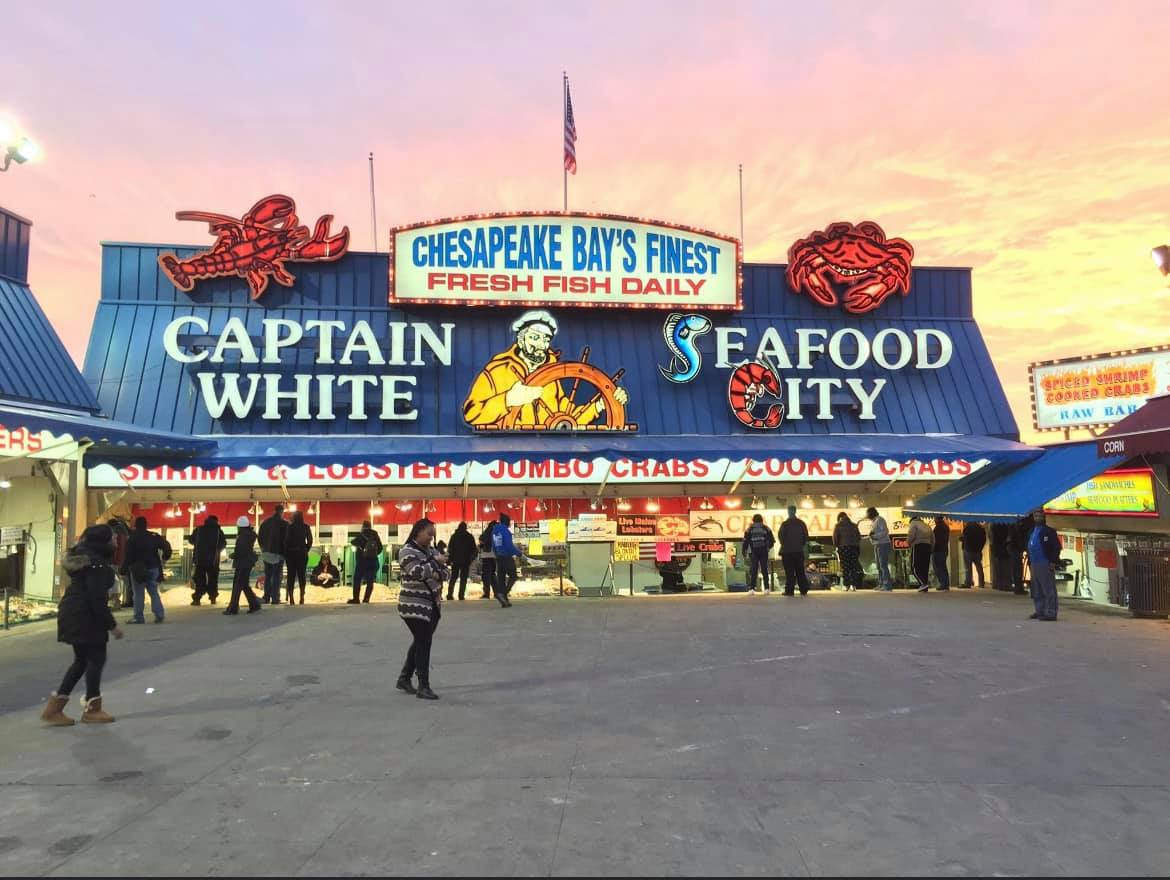 Captain White Seafood sale del muelle