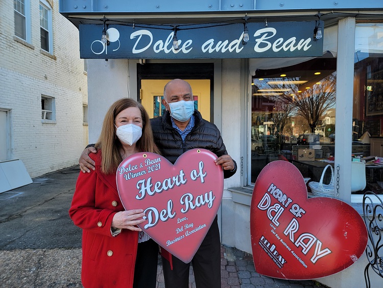 Gayle Reuter and Petros Grebre-Egziabher, owner of Dolce & Bean, the 2021 Heart of Del Ray winner. (Photo: Lucelle O'Flaherty)