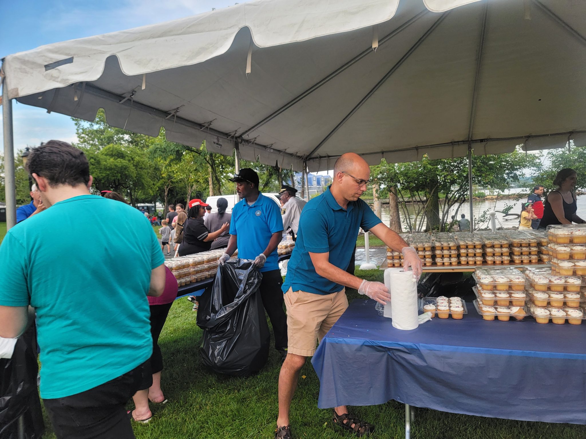 Mayor Justin Wilson hands out cupcakes and napkins (photo Lucelle O’Flaherty)