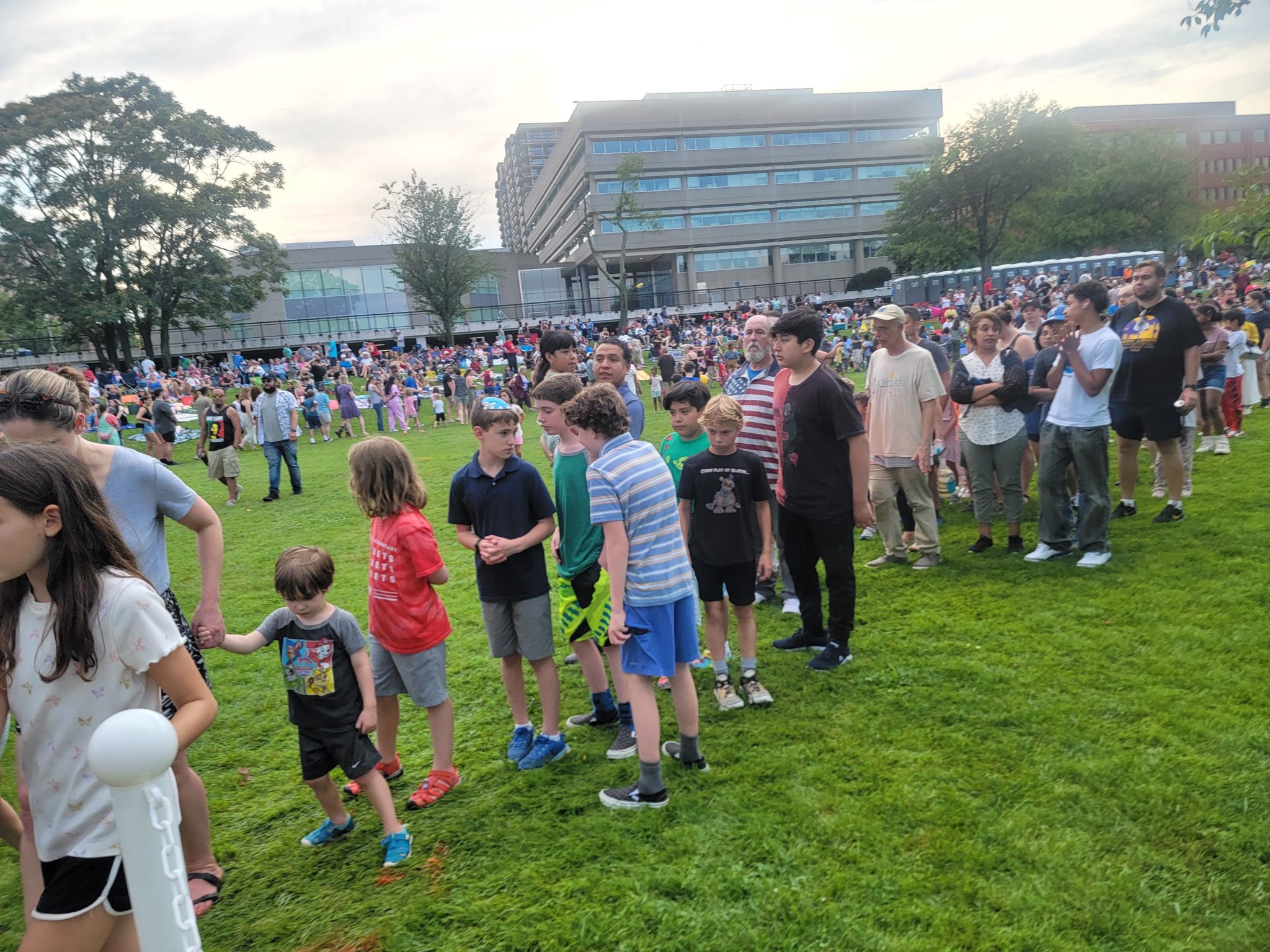 Crowd lines up for a free cupcakes. (Photo: Lucelle O’Flaherty)