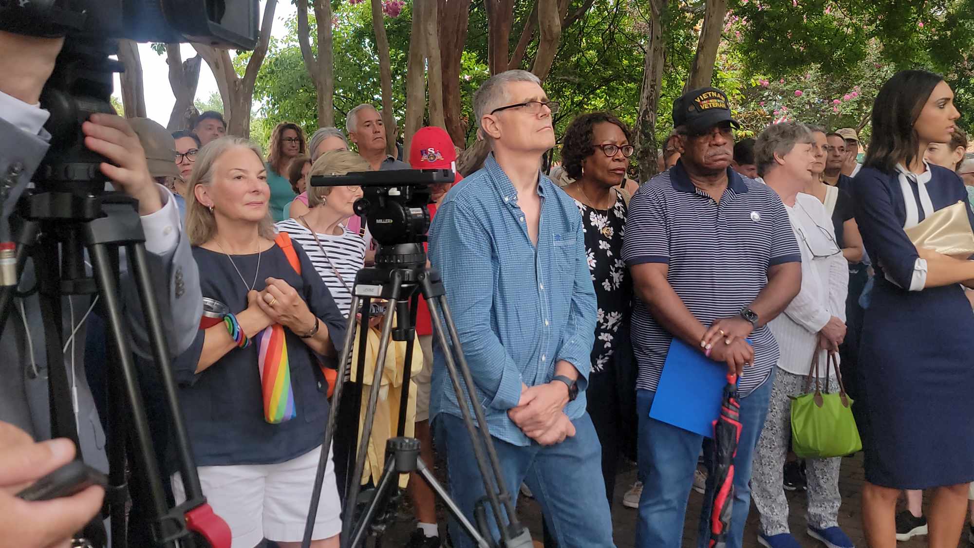 left to right: Margaret Ticer Jankowsky, owner of Del Ray Cafe and daughter of former Mayor and VA Senator Patsy Ticer, Alexandria resident, Ruth and Bill Cleveland (former Vice Mayor) and both Living Legends of Alexandria, Living Legend Carter Dudley Flemming, television reporter (Photo Lucelle O’Flaherty) 