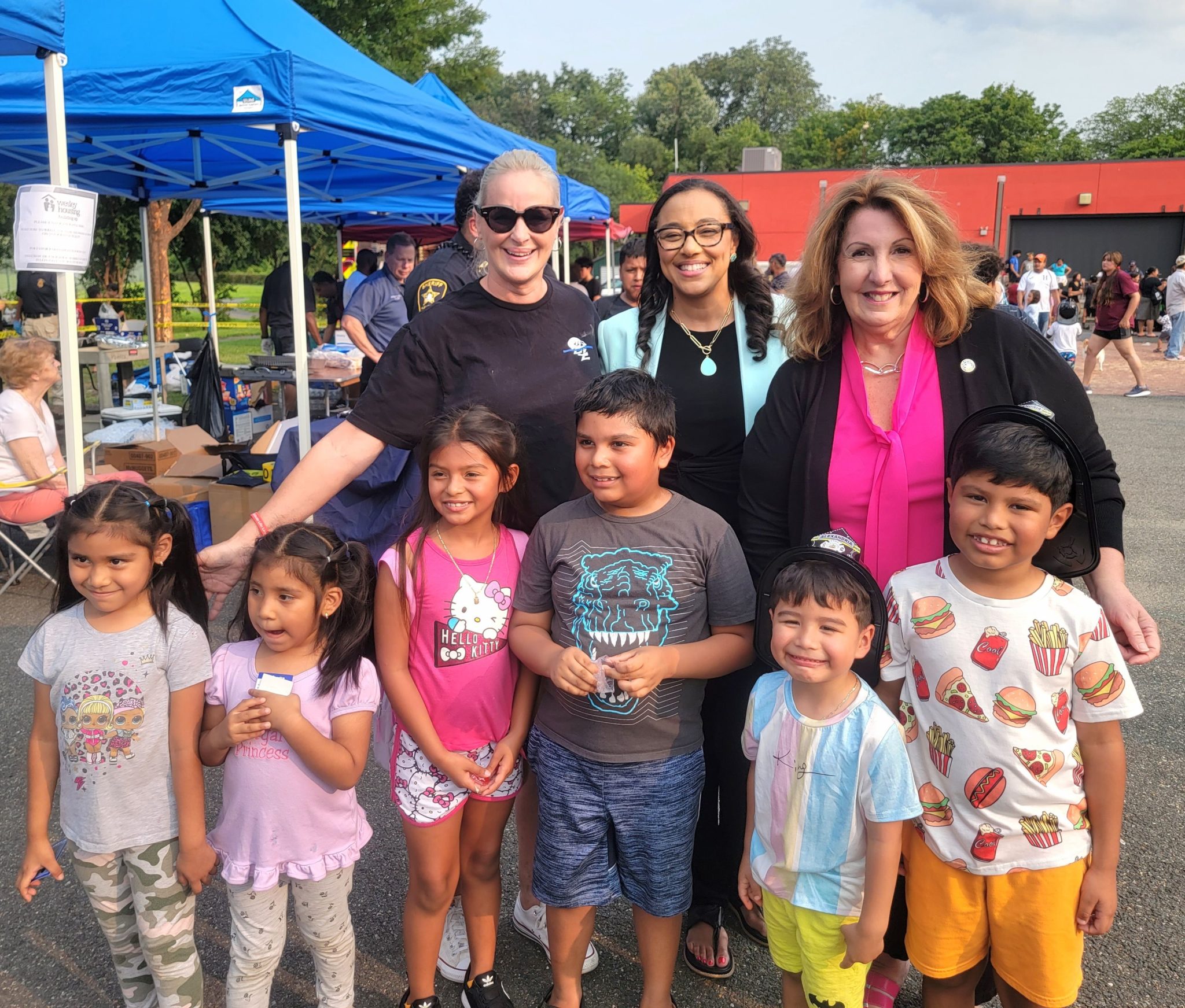 Vice Mayor Amy Jackson surrounded by Casa Chirilagua community members (Photo Lucelle O’Flaherty) 