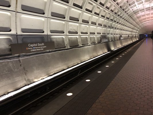 Interior of the Capitol South Metro stop. Image by MapQuest.