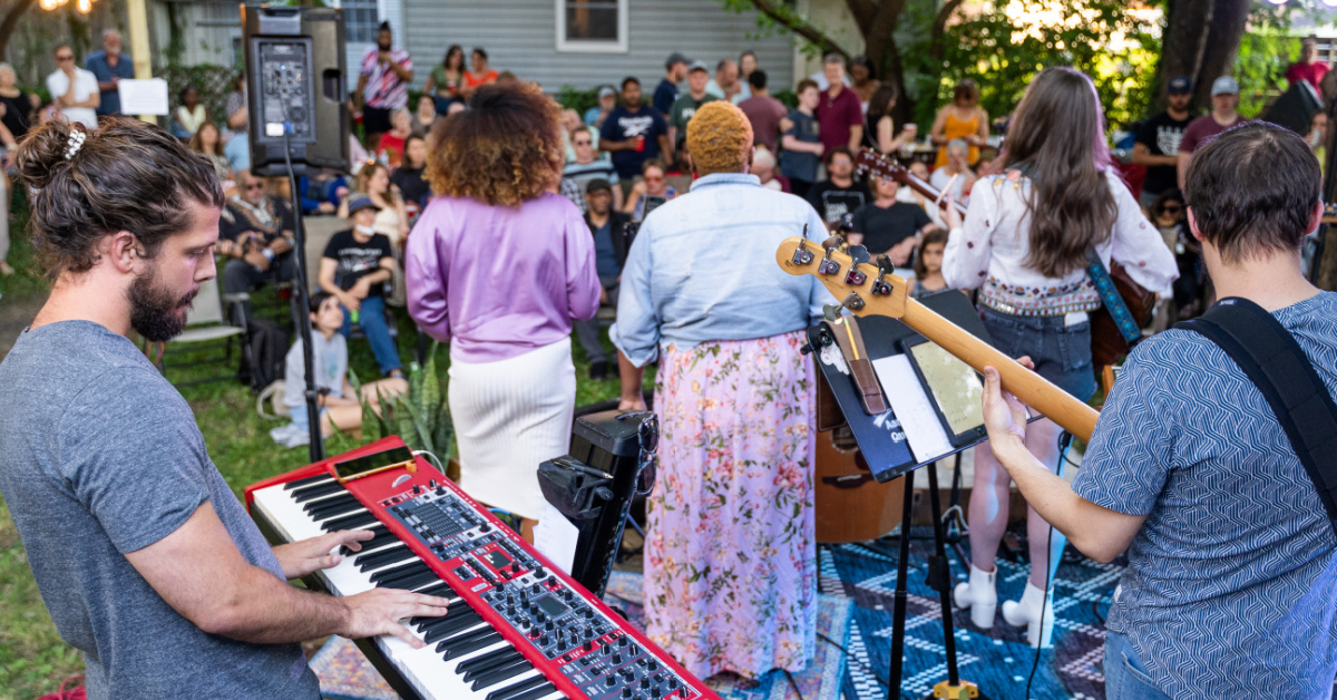 Exclusive Crab Shack Lives Fall Backyard Concert In Del Ray Featuring Isaac Deacon Izzy Bell 