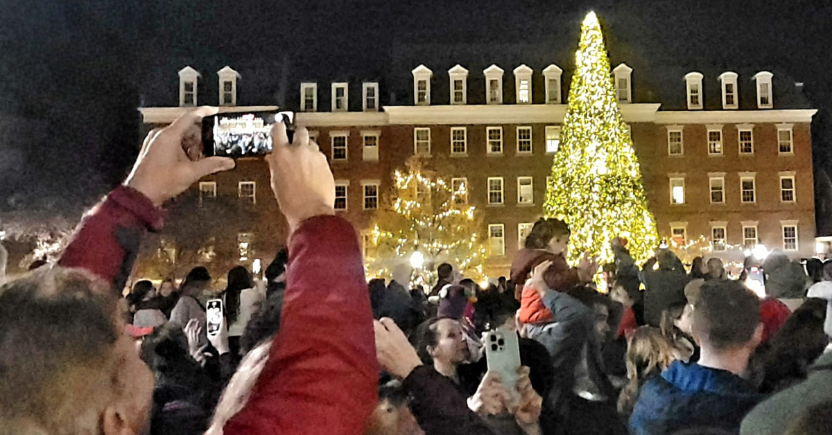 PHOTOS Santa and the Community Come Together for Alexandria Tree