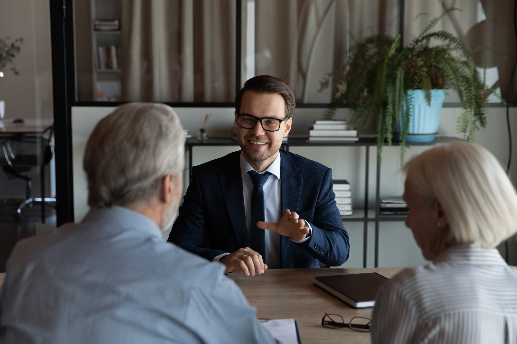 Abogados felices y seguros, agentes inmobiliarios, notarios y asesores financieros consultan con nosotros Abogados felices y seguros, agentes inmobiliarios, notarios y asesores financieros consultan con nosotros