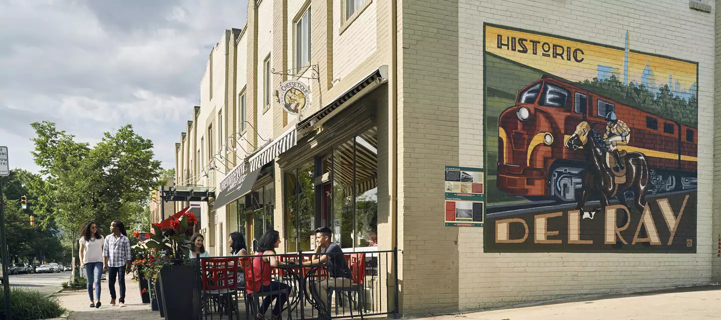 Historic Del Ray Mural on Mount Vernon Avenue Visitors stroll past outdoor dining and the "Historic Del Ray" mural on Mount Vernon Avenue in Alexandria's Del Ray neighborhood.