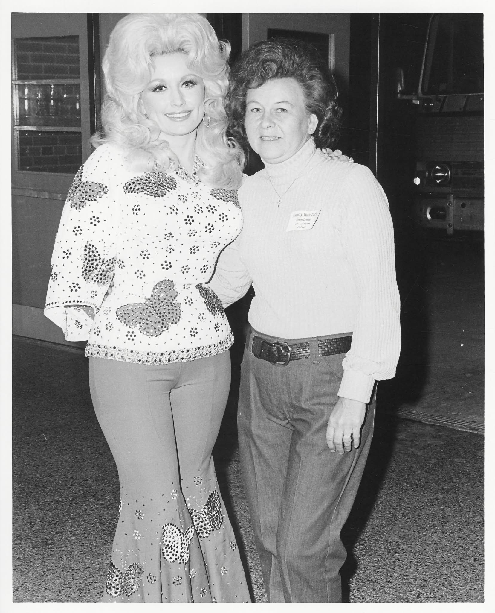 Dolly Parton Meets a Hayfield Concertgoer Dolly Parton poses with an unidentified woman at Hayfield Secondary School in October 1974.