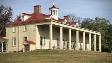 George Washington’s Mount Vernon mansion with its long columned porch and red roof