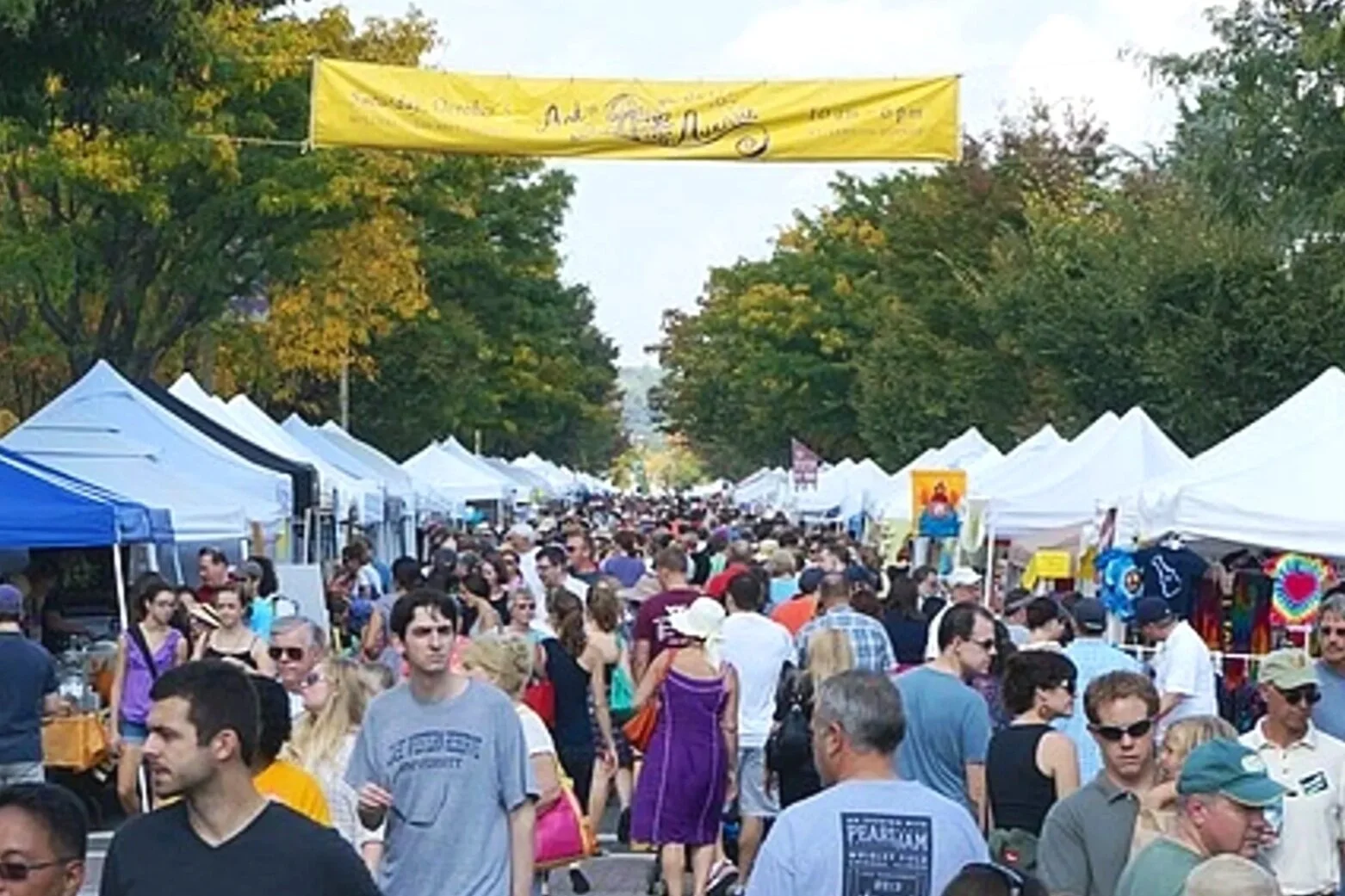 Art on the Avenue Crowds in Del Ray Crowds browse artist tents along Mount Vernon Avenue during Art on the Avenue in Del Ray, Alexandria.