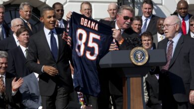 Mike Ditka holds a Chicago Bears jersey beside President Barack Obama and Buddy Ryan at the White House in 2011.