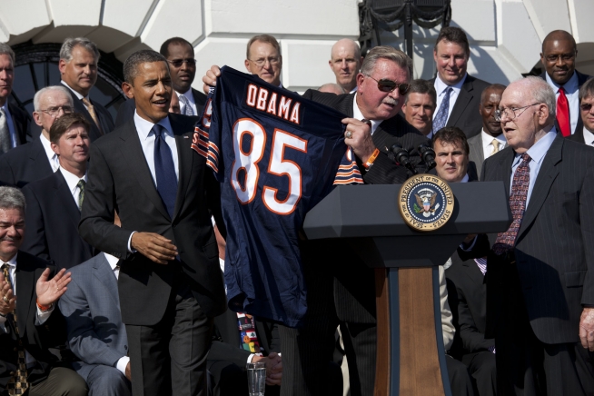 Mike Ditka common license Mike Ditka holds a Chicago Bears jersey beside President Barack Obama and Buddy Ryan at the White House in 2011.