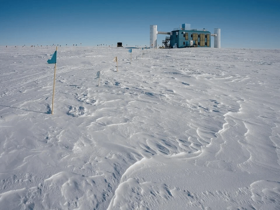 Observatorio de neutrinos IceCube en 2023 por Christopher Michel Foto: Christopher Michel, wikimedia commons