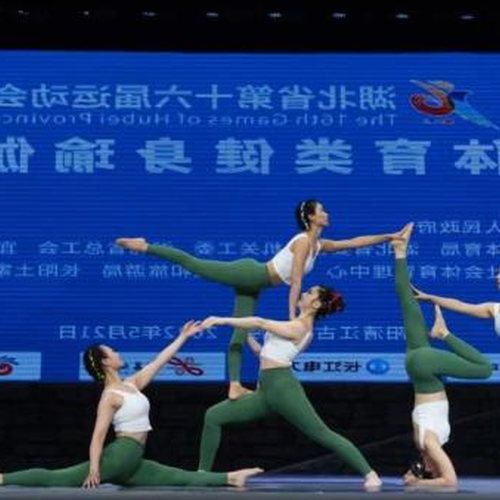 4、湖北十堰的瑜伽愛好者在玻璃吊橋上練瑜伽嗎?
