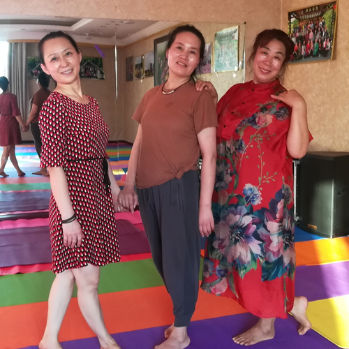 2、偷偷在繩子上畫了一個練瑜伽的女人,突然一個男人走進去吻了那個女人這是什麼電影?