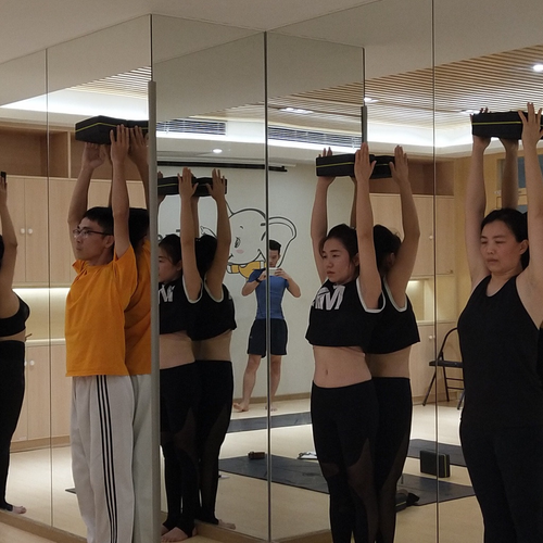 2、急，請問深圳哪個瑜伽教練培訓學校比較正規？ 