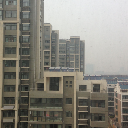 2、 就是喜歡套房,從陽台看到對面屋頂請問風水有講究嗎?好吧